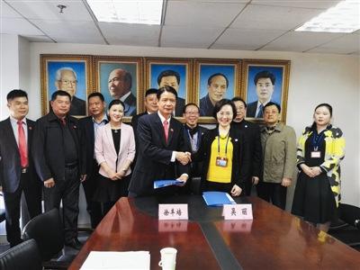 中国侨网徐丰培（前排左一）代表越南中国商会广东企业联合会与深圳工业总会缔结为友好商会。
