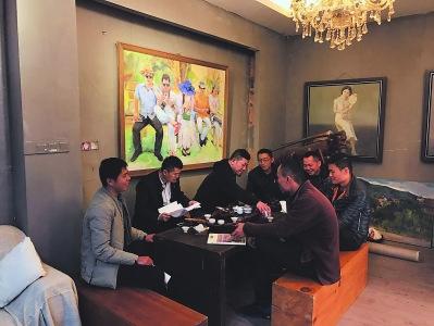 中国侨网“原创联盟” 的成员们在热烈探讨莆田原创油画的相关话题。