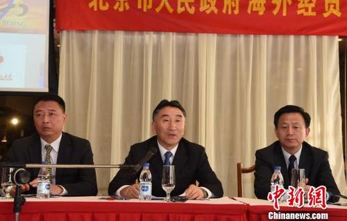 中国侨网 图为北京市政府副秘书长徐志军(中)介绍北京市政府建设海外经贸合作平台情况。 莫成雄 摄