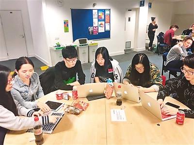 中国侨网在留学时,薄梦(右三)在图书馆和同学一起讨论小组作业。