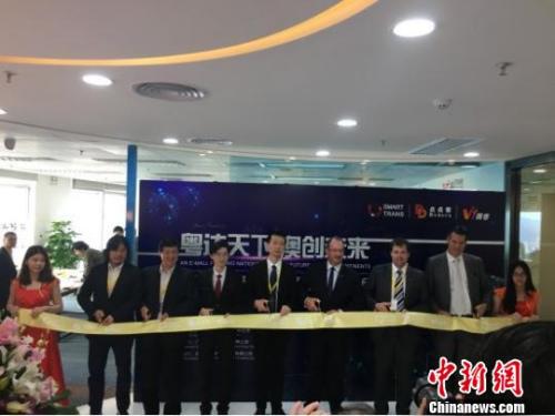 中国侨网跨境移动电商平台“袋鼠海淘馆”24日在广州举行启动仪式。　程景伟　摄