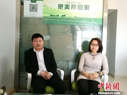中国侨网海归布仁夫妇接受记者采访 李爱平 摄