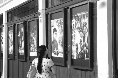 中国侨网修复后的延平戏院，墙上挂着颇具时代感的电影海报。（资料图片）
