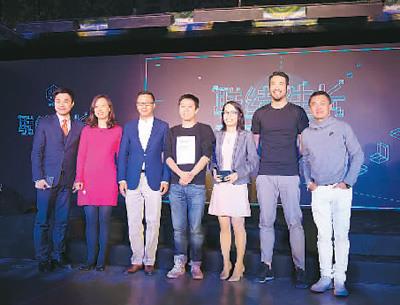 中国侨网无界空间的创始人万柳朔(右四)、熊晓云(右三)与投资方合影。