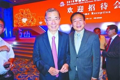 中国侨网招商大使范波(前排右)和诺贝尔奖获得者丁肇中教授合影 记者孙珺 摄