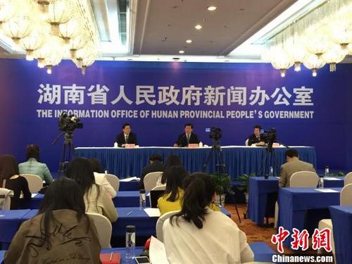中国侨网4月13日,湖南省人民政府举办新闻发布会介绍2017年湖南(香港)投资贸易洽谈周相关情况。 鲁毅 摄
