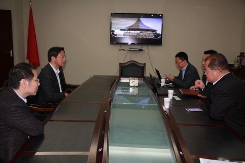 中国侨网图为魏弘扬主任（左二）与来宾进行会谈。