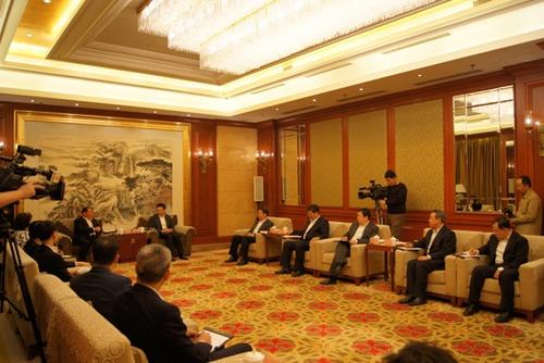 中国侨网图为潍坊市委副书记李宽端与新加坡金鹰集团主席陈江和进行会谈。(图片来源:山东省侨联网站)