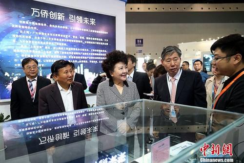 中国侨网4月20日,第五届中国(上海)国际技术进出口交易会开幕。国务院侨办主任裘援平亲临展会现场参观侨商展区。 中新社记者 汤彦俊 摄