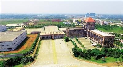 中国侨网19日上午,正在加紧建设的海口综合保税区。记者 古月 摄