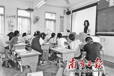 中国侨网在红场希望小学，赵一蓉兼教语文和英语。