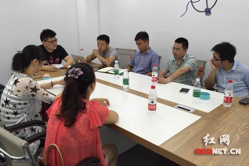 中国侨网海归罗明(左二黑衣)在指导大学生创业团队。