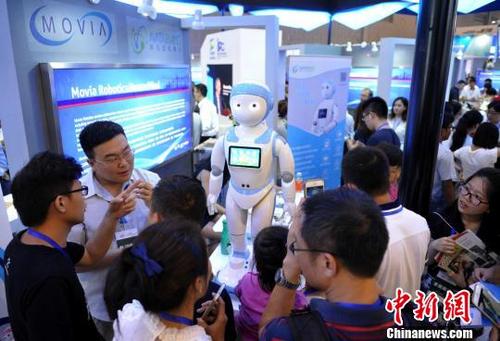 中国侨网2016创交会上的“阿凡达机器人”。　刘忠俊　摄