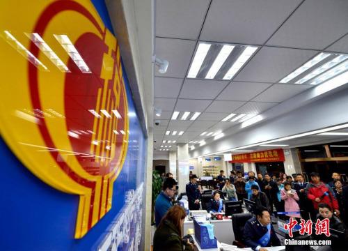 中国侨网资料图:工作人员正在为纳税人开增值税发票。 李林 摄