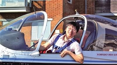 中国侨网何舒培在驾驶的皇家空军的斗牛犬教练机里。
