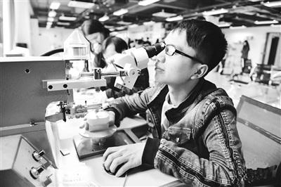 中国侨网图为在平潭综合实验区台湾创业园内，一家台资电子企业的技术人员在检测电子芯片。