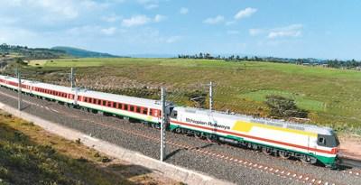 中国侨网二〇一六年十月三日，在埃塞俄比亚首都亚的斯亚贝巴附近，一列试运行列车在亚吉铁路上行驶。该项目是继坦赞铁路之后，中国在非洲修建的又一条跨国铁路，被誉为“新时期的坦赞铁路”。 