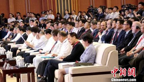 中国侨网图为第四届中国机器人峰会暨智能经济人才峰会现场。 何蒋勇 摄