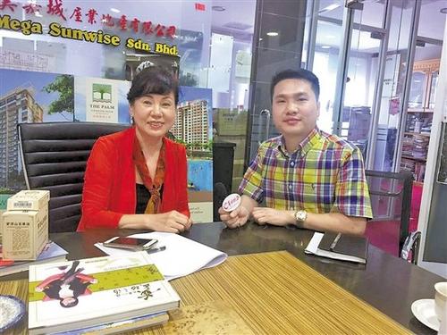 中国侨网拿督黄小娟（左）接受羊城晚报记者专访