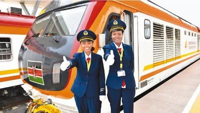 中国侨网5月31日，在肯尼亚蒙巴萨的蒙内铁路蒙巴萨西站，首班列车驾驶员艾丽斯（左）和肯西莉亚出发前竖起大拇指，预祝旅途顺利。新华社记者 孙瑞博摄