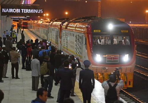 中国侨网5月31日，在肯尼亚首都内罗毕，首班从蒙巴萨发出的列车到达蒙内铁路内罗毕南站。新华社记者 陈诚 摄