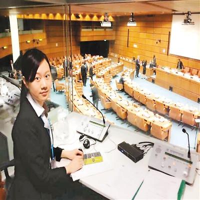 中国侨网俞琳珊子认为,很多专业国外的竞争不如国内激烈,留学生容易形成闲散的心态。所以要提早为就业做准备,不然等到毕业回国就会遭遇不小的冲击。图为珊子在做实习口译员。