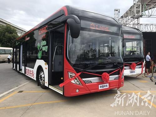 中国侨网6月10日上午,两台由湖南中车时代电动汽车股份有限公司生产的新能源纯电动巴士在株洲正式下线,并赠送给白俄罗斯莫吉廖夫州。湖南日报记者 孙敏坚 摄