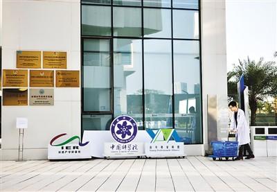 中国侨网一名工作人员走在深圳前海深港青年梦工场内。 　　王东震摄（新华社发）