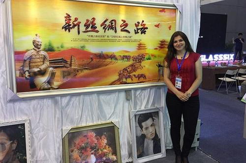 中国侨网6月3日,西安交通大学留学生雅各维奇·安杰拉(Jacimovic Andjela)在印有“新丝绸之路”的照片前留影。该照片拍摄地为中国西南部陕西省西安市。照片来源:中国日报网