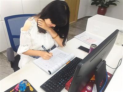中国侨网刘一铄认为,跳槽到新的一家公司,去新的岗位工作,要掌握新公司要求掌握的技能,所以提前做好工作准备十分必要。图为刘一铄正在办公室做财务账表。