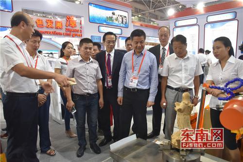 中国侨网莆田市委常委、常务副市长傅冬阳(右四),莆田市发改委主任王世文、副主任吴国清等巡馆考察。