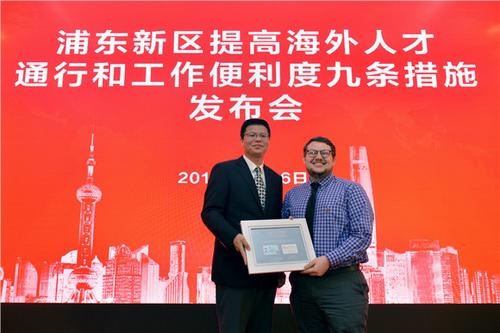 中国侨网上海纽约大学的Tyler Paul Rhorick(泰勒·保罗·罗瑞克)同学收到了全国首张本科学历 摄影:张弦