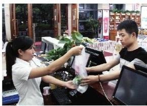 中国侨网顾客在侨交会商城·跨境商品体验店购物。