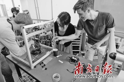 中国侨网目前福田区拥有六大创客空间,总面积达1.5万平方米,入驻项目147个,其中优质孵化项目26个。图为硬件创业孵化器HAX聚集了海内外创客们。南方日报记者 鲁力 摄