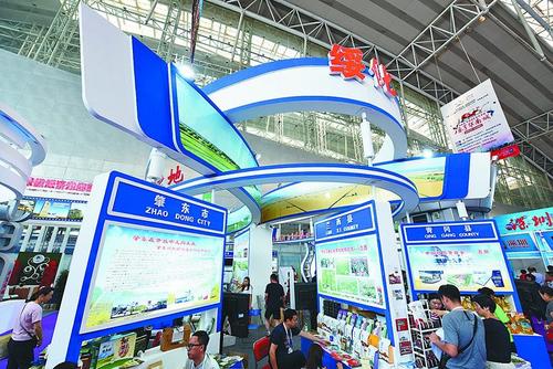 中国侨网本届中俄博览会上造型灵动的绥化展台。苗得雨摄