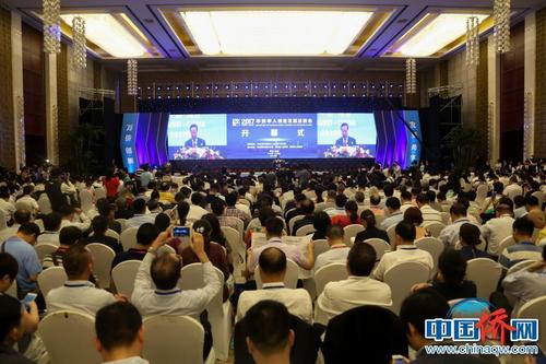 中国侨网7月8日，第十七届华侨华人创业发展洽谈会在武汉开幕，来自海内外共计4000余代表参会。其中，参会海外嘉宾有1661名，来自全球72个国家和地区，海外代表以及来自的国家和地区数量创下历史新高。截至目前，“华创会”已累计引进海外高层次人才2万余人，签约项目4000多个，总投资额达2800多亿元人民币。（图片来源：中国侨网）