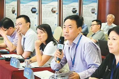 中国侨网路演过程中,投资人对正在讲解自己项目的海归进行提问。