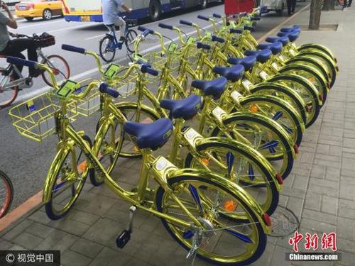 中国侨网资料图:北京,金色共享单车现身朝阳区望京街头。 图片来源:视觉中国