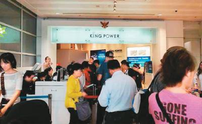 中国侨网顾客在泰国王权免税店使用移动支付购买商品的场景。 　　新华社发