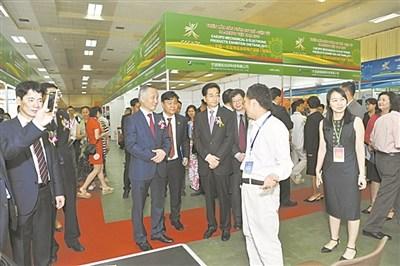 中国侨网我（宁波）市外贸企业参加2017东博会机电产品展（越南）。 （钱芳 摄）