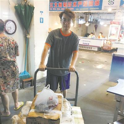 中国侨网晚上，路林市场卖海鲜。（许婉清 摄）