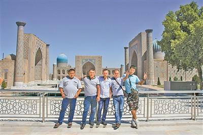 中国侨网游客在撒马尔罕列基斯坦广场前合影。　　摄 影 俞永均