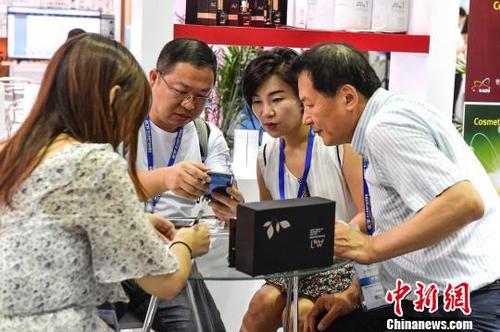 中国侨网第三届侨交会正在深圳举行,吸引来自27个国家和地区的615家参展商参展 陈骥旻 摄