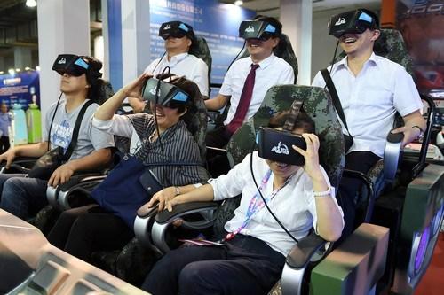 中国侨网资料图片：6月8日，参观者在科博会上体验虚拟现实设备。新华社记者 鞠焕宗 摄