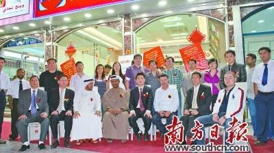 中国侨网阿联酋广东商会会长张钦伟在充分市场调研的基础上,开办了阿联酋中国批发城、阿联酋手机批发城、地球村灯展城等。图为阿联酋手机批发城开业现场。受访者供图