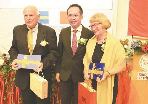 中国侨网图为Lennart Gustsson夫妇与省硒产业协会会长储震