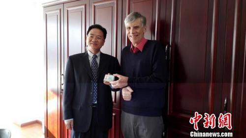 中国侨网云南省外国专家局向高力行博士颁发云南省首张《外国人工作许可证》(资料图)。 钟欣 摄