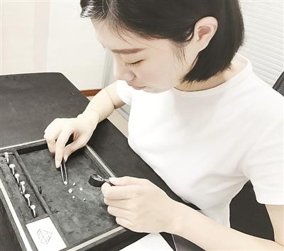 中国侨网工作中的珠宝设计师。 (金晶 摄)