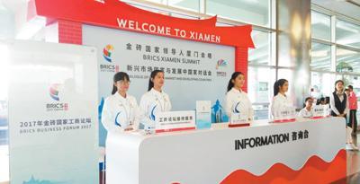 中国侨网图为厦门高崎国际机场内的“小白鹭”志愿者。 本报记者 吴绮敏摄
