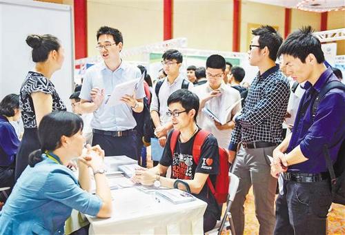 中国侨网9月9日,悦来国博中心,招聘会吸引了不少“海归”。(崔力 摄)